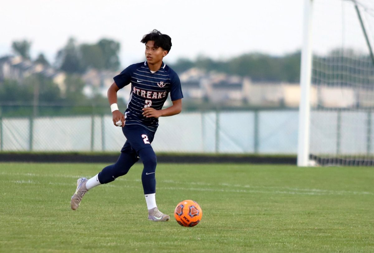 Andy Mendoza-Flores running to the ball.