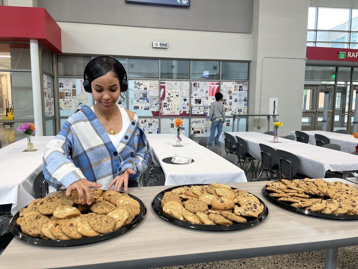Sophomore Elsa Gebremichael helps place food for the banquet. 
