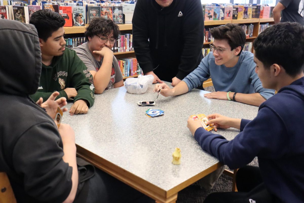 Students playing uno. 