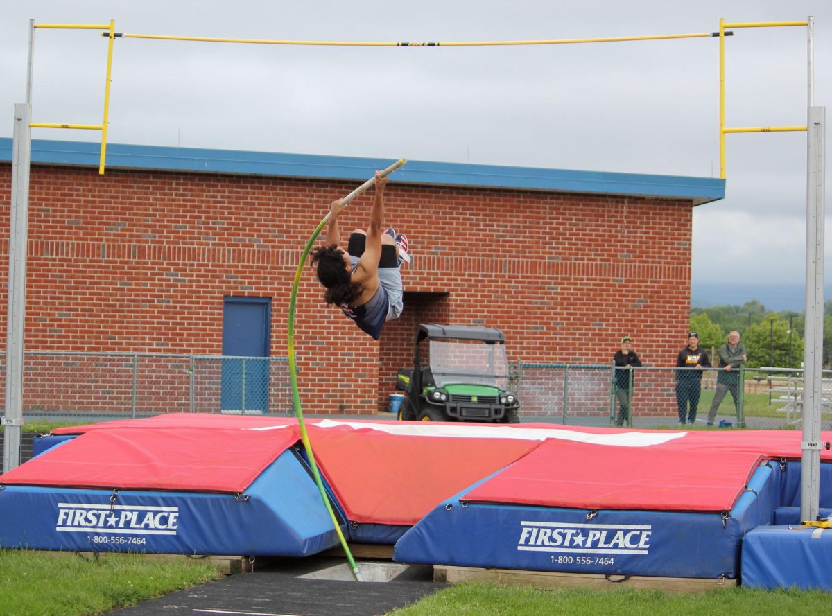 Dominic Rodriguez bending his pole.