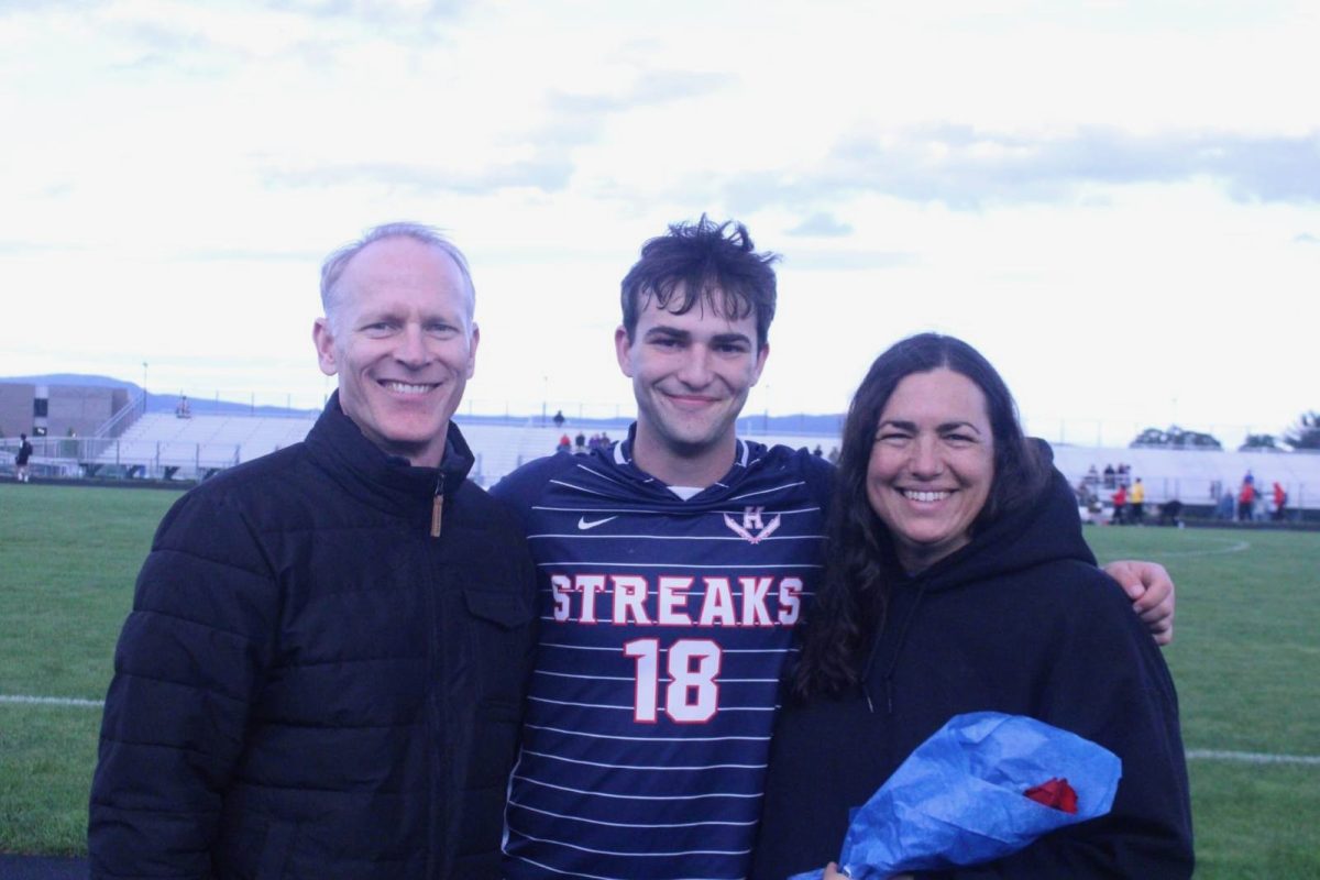 Senior Arlo Von and parents happily take pictures.