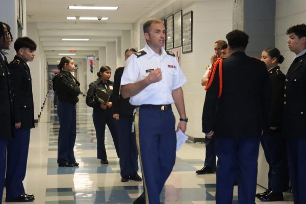 SFC Enderle explaining to his students what is about to happen.