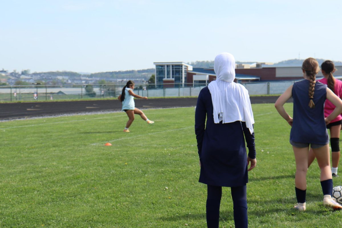 The team takes a short break while listening and talking together during practice. ¨ Even during breaks, weŕe still learning and working as a team.¨ 8th grader Ashley Hernandez said.  